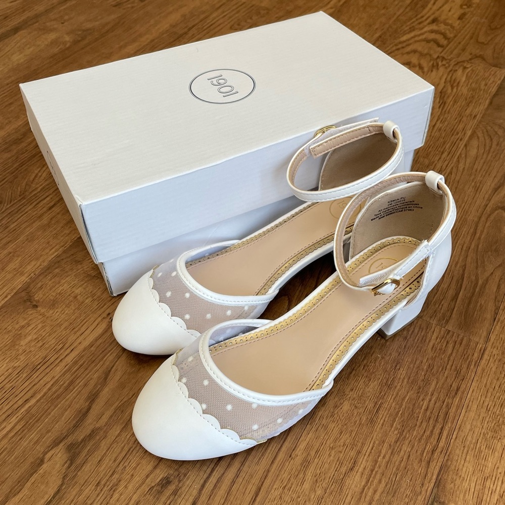 Girls White First Communion/ Dress shoes. New in Box. Scallop Dot with heel